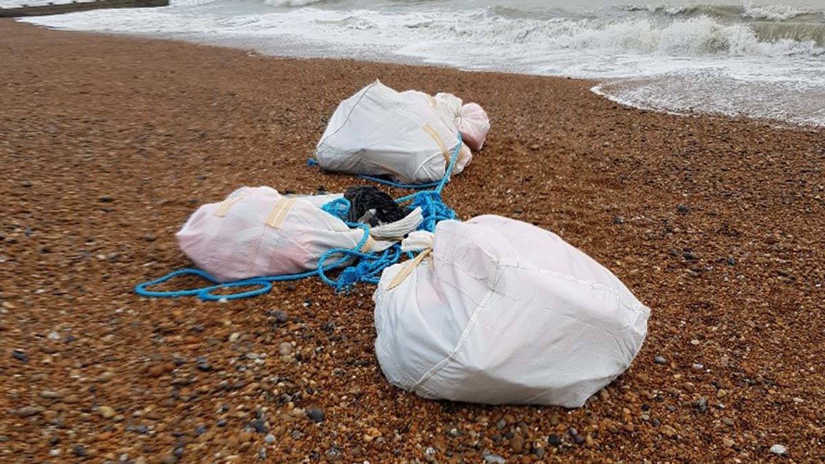 Uyuşturucu madde kokainin bulunduğu paketlerin su geçirmez torbalara koyulduğu ve can yeleklerine bağlandığı belirtildi.
