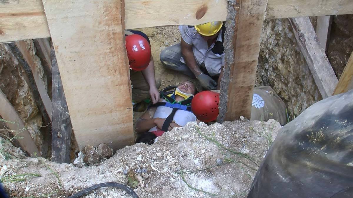 İnşaat işçisini düştüğü çukurdan itfaiye kurtardı