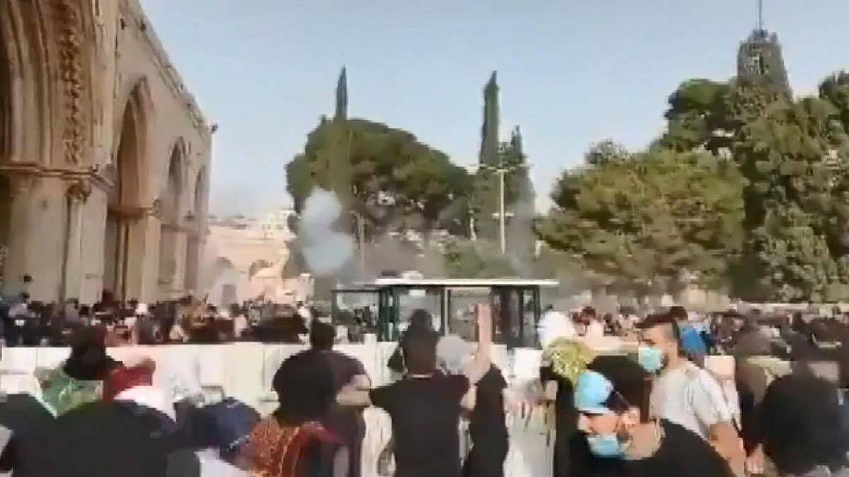 Mescid-i Aksa'da nöbet tutan Filistinlilere saldırı