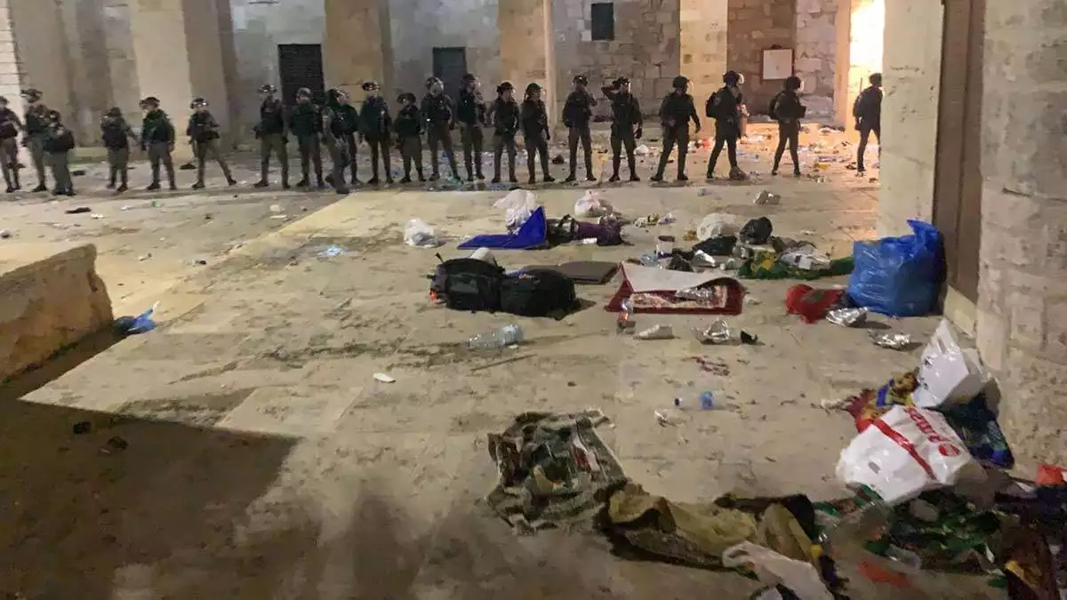 İsrail polisi mescid-i aksa'ya saldırdı