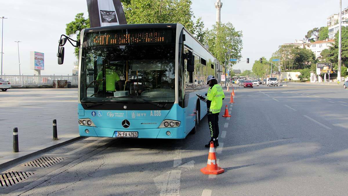 Hafta sonu uygulanan sokağa çıkma kısıtlamasının ardından ilk iş günü koronavirüs denetimleri sürüyor.