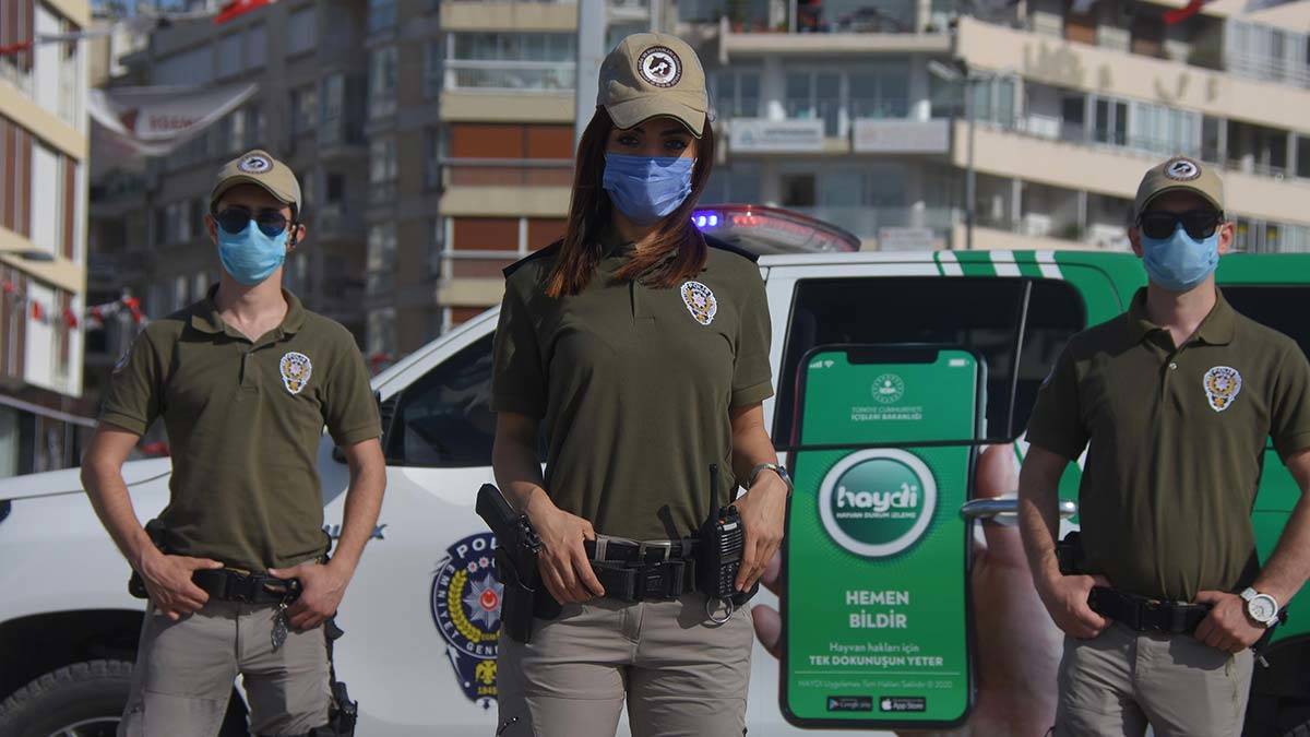 Çevre, Doğa ve Hayvanları Koruma Büro Amirliği ekipleri, bir yandan hayvanlara karşı işlenen suçlara karşı mücadele verirken diğer taraftan hem kent merkezi hem kırsal alandaki sokak hayvanlarına mama ve su dağıtıyor.
