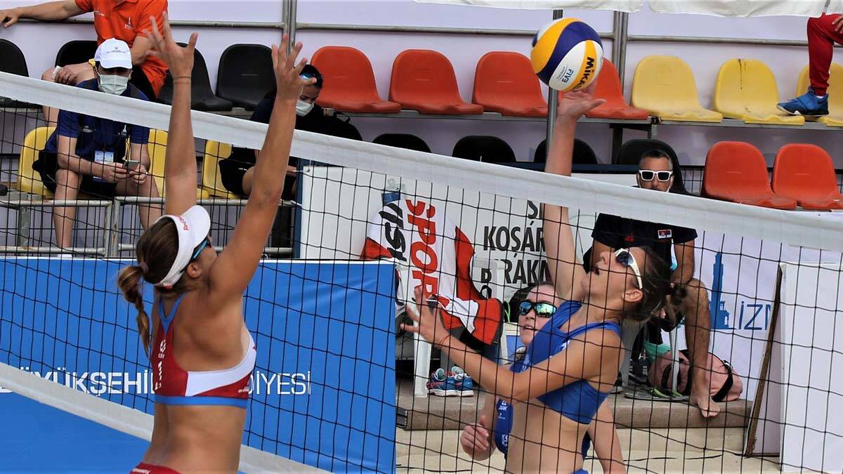 İzmir'de plaj voleybolu heyecanı başladı