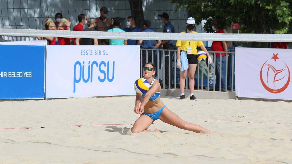 İzmir'de plaj voleybolu heyecanı başladı