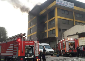 İzmir'de plastik imalatı fabrikasında yangın