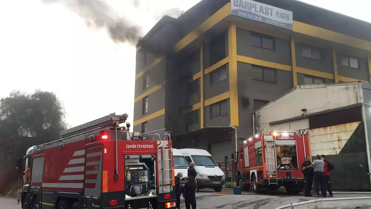 İzmir'de plastik imalatı fabrikasında yangın