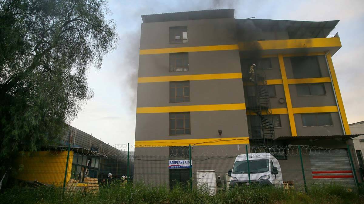 İş yerinde maddi zararın oluştuğu yangınla ilgili soruşturma başlatıldı.