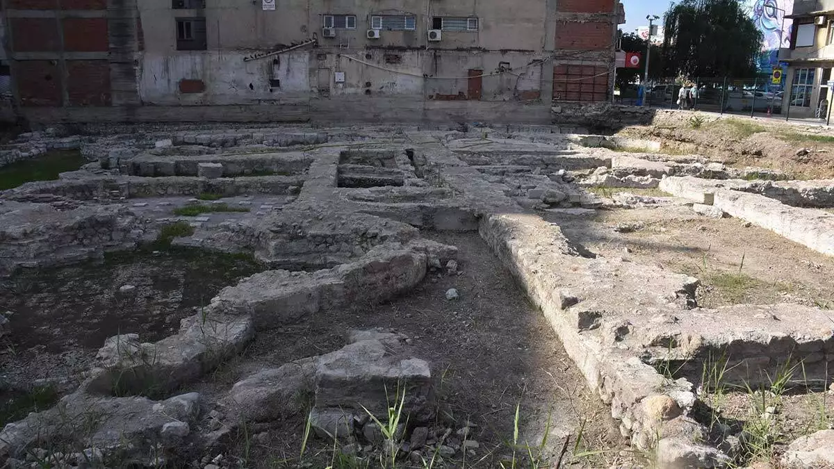İzmir'in konak ilçesinde tarihi roma hamamı kalıntılarının olduğu alanın, seyir teraslarıyla ziyarete açılmak üzere ihaleye çıkarılacağı bildirildi.
