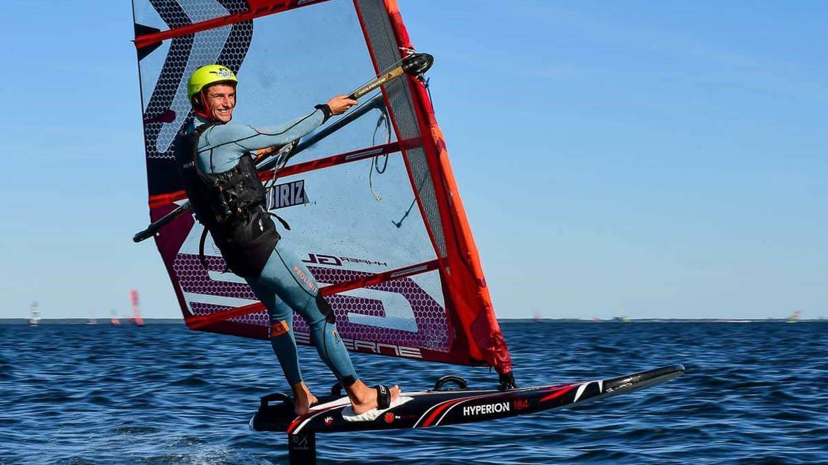 Rüzgar sörfünde Tokyo Olimpiyatları'na kota alan İzmirli sporcu Onur Cavit Biriz, henüz 9 yaşında büyük bir tutkuyla başladığı sörfte en büyük hedefini başardı.