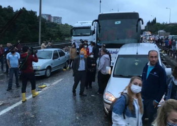 İzmit'te TEM Otoyolu'nda 24 araç çarpıştı: 21 yaralı