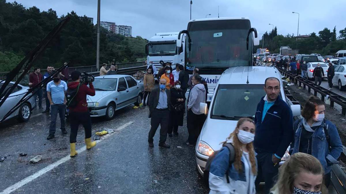 İzmit'te TEM Otoyolu'nda 24 araç çarpıştı: 21 yaralı