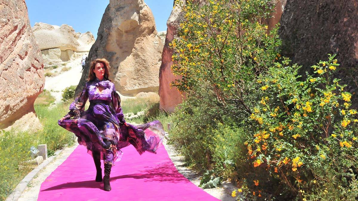 Sabah gün doğumuyla Kılıçlar Vadisi’nde başlayan çekimler, daha sonra Paşabağı Vadisi'nin peribacaları arasında ve Kızılvadi’de devam etti.