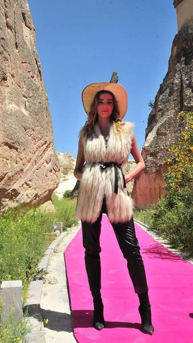 Kapadokya bölgesinde, dosso dossi fashion show'un 2021 sonbahar- kış sezonu dijital platform defilesi gerçekleştirildi.