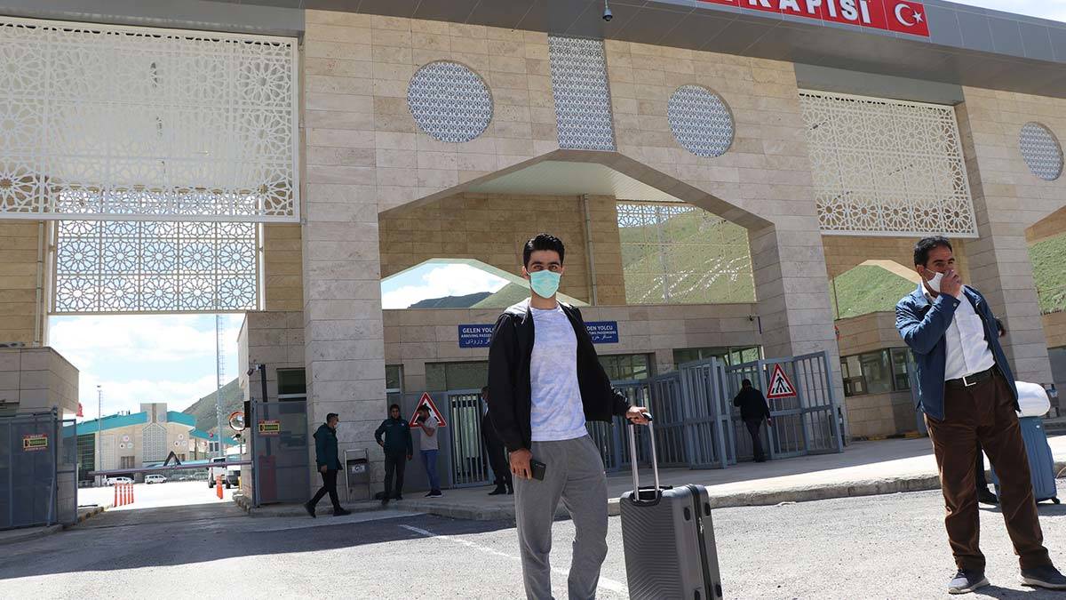 Koronavirüs tedbirleri kapsamında araç ve yaya geçişlerine kapatılan, Türkiye'nin İran'a açılan Kapıköy Gümrük Kapısı'nın açılması esnafı sevindirdi.