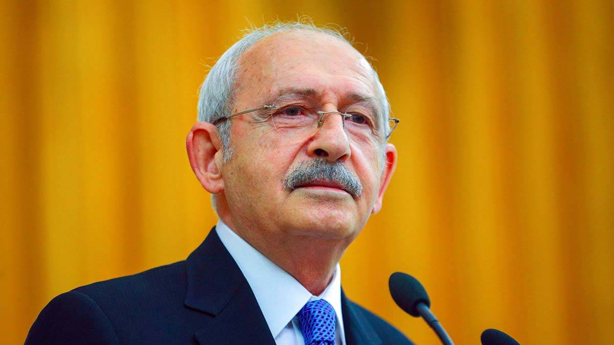 CHP Genel Başkanı Kemal Kılıçdaroğlu, "Mafya da çöküyor siz de çöküyorsunuz, ne farkınız var mafyadan. Tank- palet fabrikasına çöktüler" diye konuştu.
