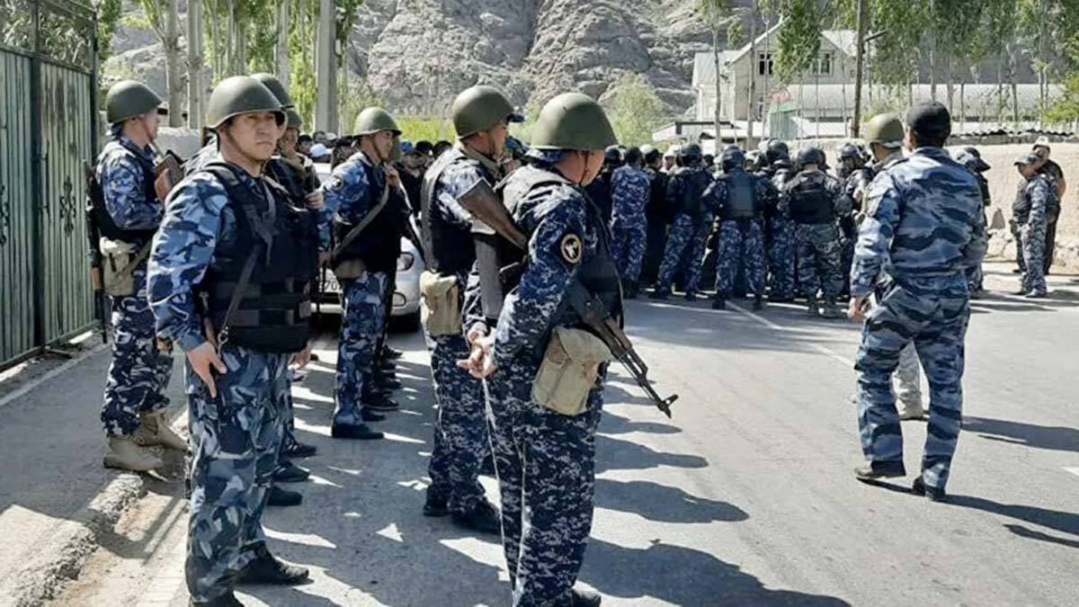 Kırgızistan ve Tacikistan sınırdan askerlerini çekti