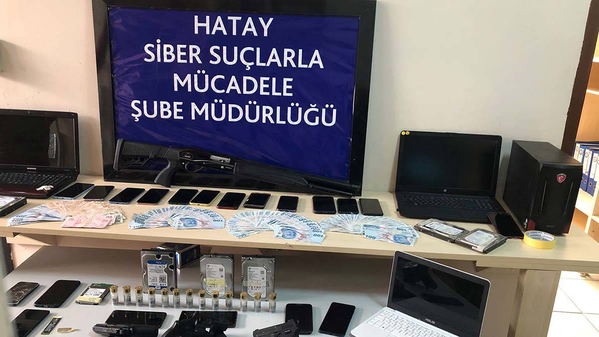 Gözaltına alınan şüpheliler, sağlık kontrolünün ardından sorgulanmak üzere emniyete götürüldü.