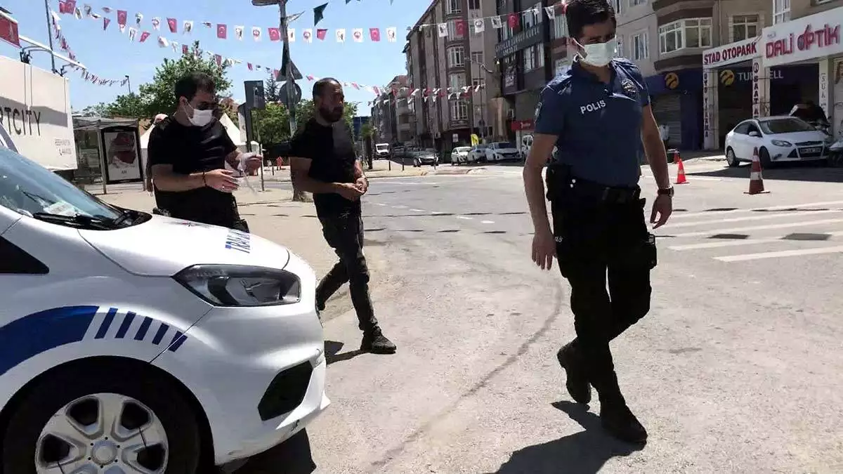 Alkollü çıkan sürücüye 3 ayrı idari ve trafik cezası kesildi. Sürücü, polis merkezine götürüldü.