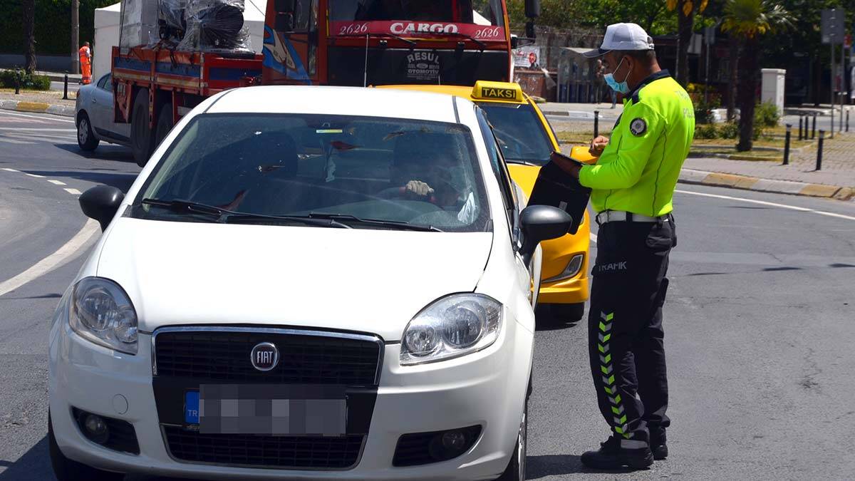 İzin belgesiz trafiğe çıkan sürücü alkollü çıktı