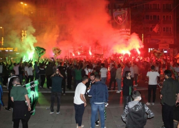 Kocaelispor taraftarlarının TFF 1'inci Lig sevinci