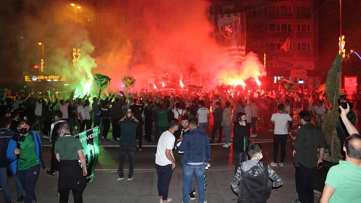Kocaelispor taraftarlarının TFF 1'inci Lig sevinci