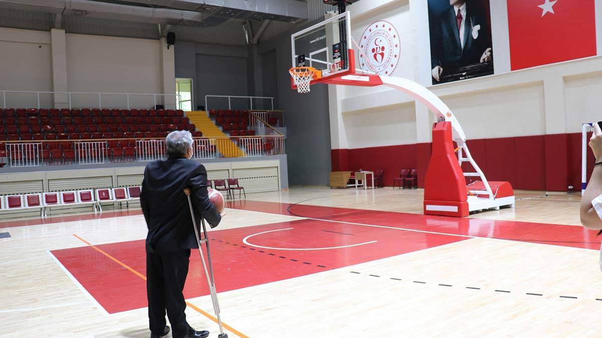 Kendisi gibi engellileri sporla hayata bağladı