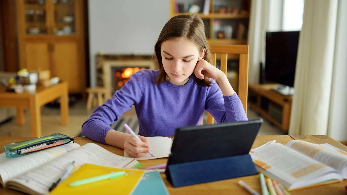 She do her homework. Старшеклассница делает уроки.