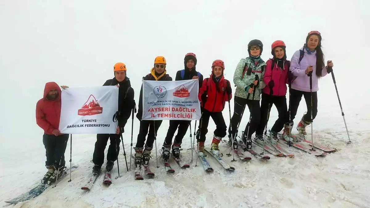 Erciyes'in 3 bin 400 rakımında kayak
