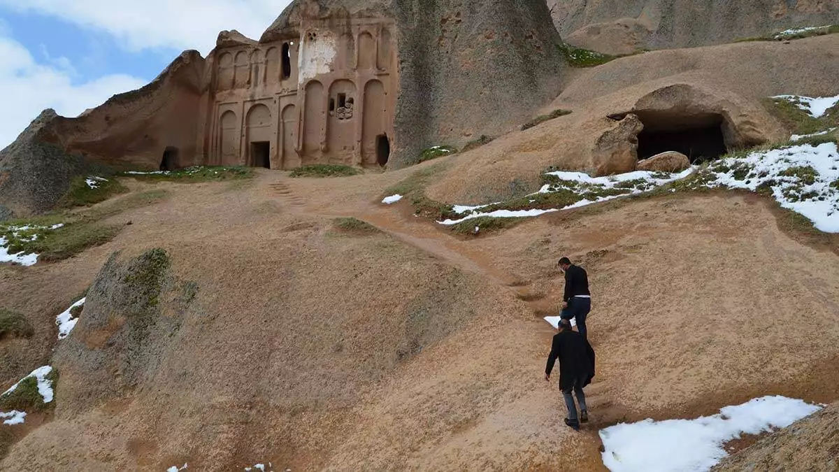 Kapadokya’nın başlangıç noktası olan ihlara vadisi'ndeki selime katedrali'nin yanındaki meryem ana kilisesi'ni unutturan 'yol'suzluk.
