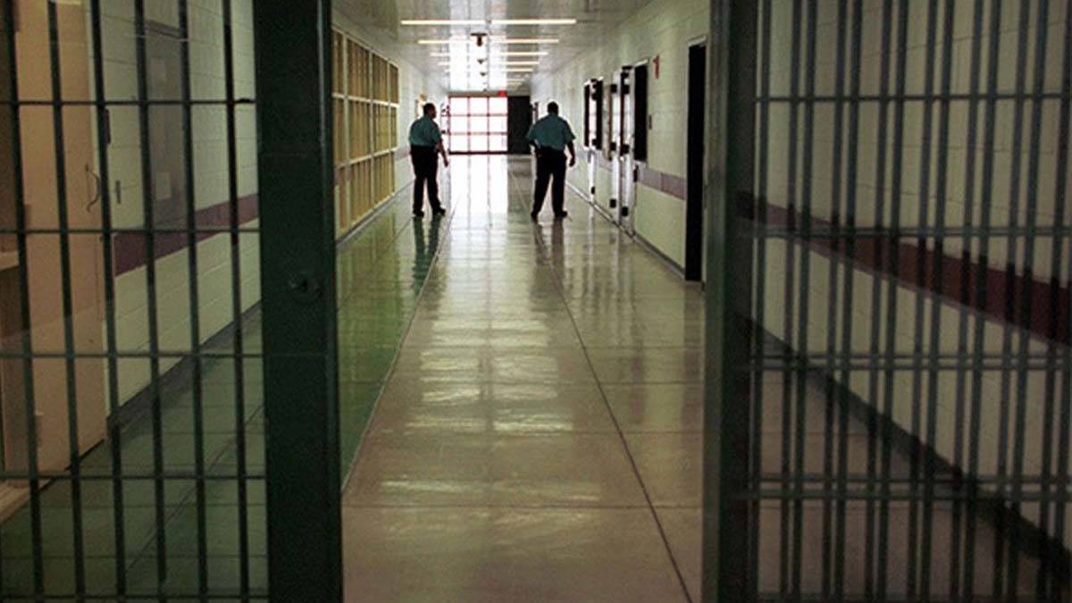 Hükümlü ve tutuklulara hasta ziyareti amacıyla verilen ve izinler arasında beklenmesi gereken asgari bir aylık süre şartı kaldırılacak.