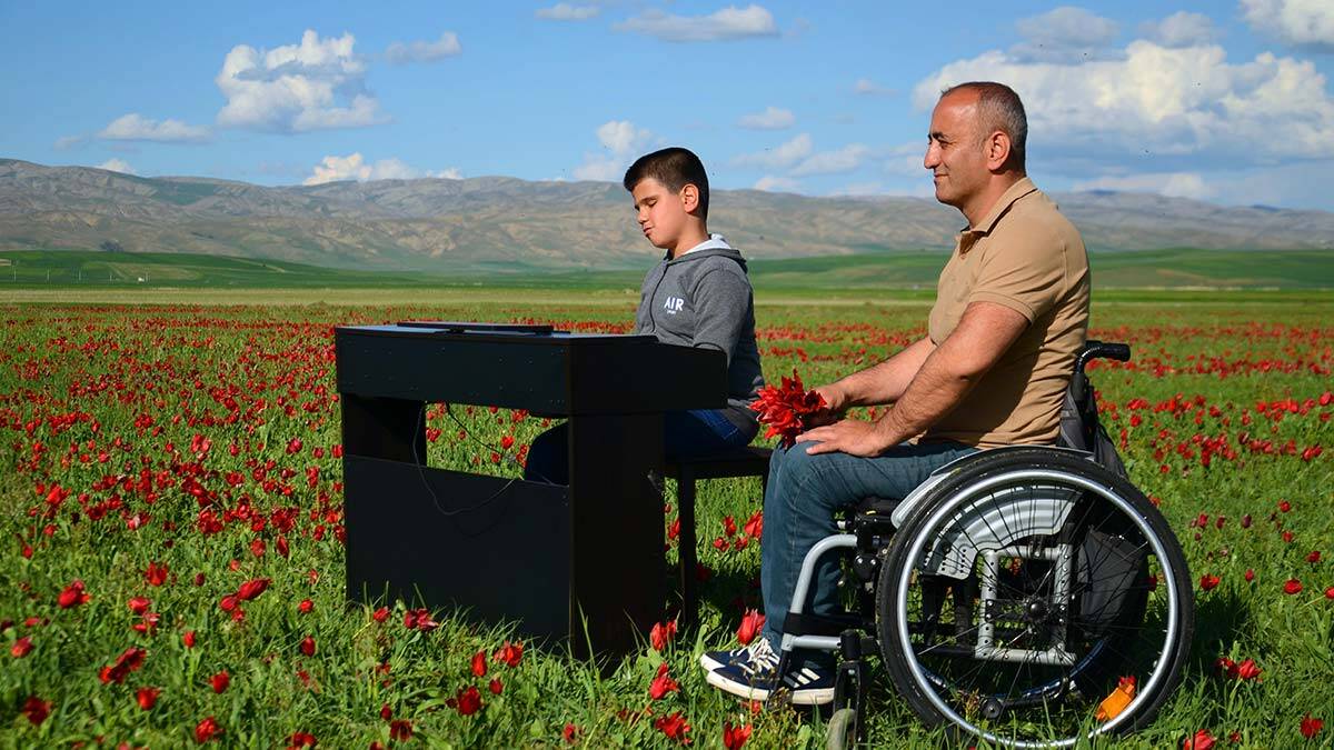 Muş'ta doğuştan görme engelli 9 yaşındaki Bager Çalışçı, lalelerin kırmızıya bürüdüğü Muş Ovası'nda piyanoyla konser verdi.