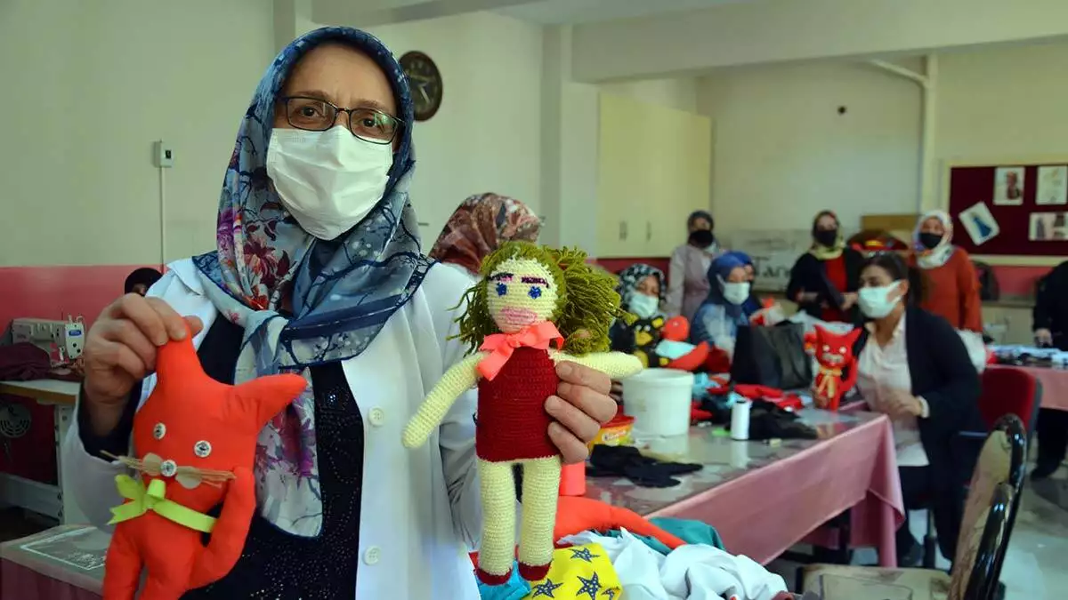Muşlu kadınlar 'eskiden oyuncağım neydi' projesi kapsamında atık materyallerden hazırlanan oyuncaklar, evlerde ve okullarda çocuklara dağıtılacak.