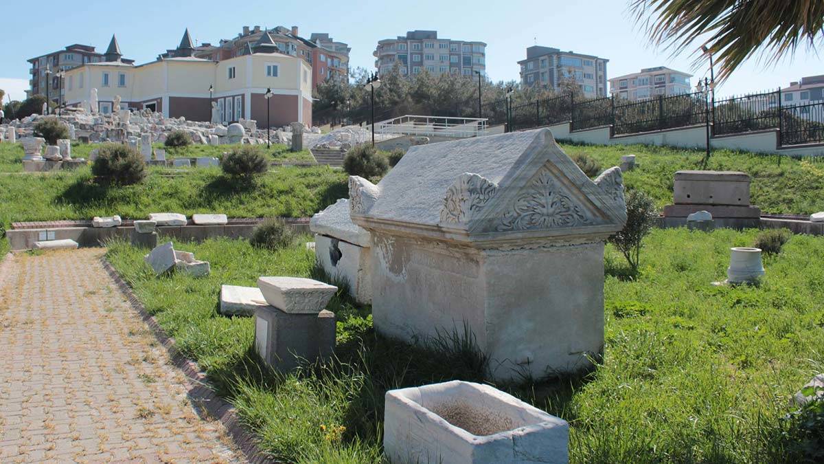 Balıkesir'in Bandırma ilçesinde 4 bin 500 metrekare alan üzerine kurulan Bandırma Arkeoloji Müzesi 10 bine yakın eserle doldu.