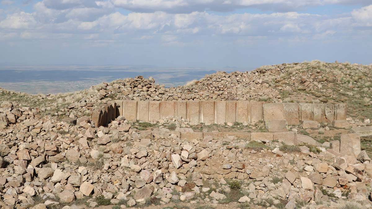 Niğde'de, 2 bin 172 metre yüksekliğindeki Göllüdağ'ın zirvesinde yer alan geç Hitit dönemi antik kentin turizme kazandırılması için çalışma başlatıldı.