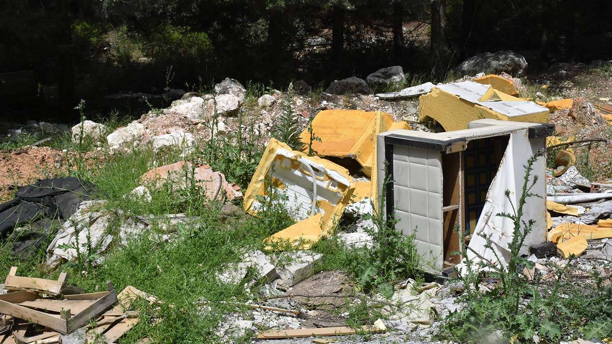 Ormanlık alan çöplüğe döndü