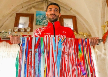 Mardinli milli maratoncu merdivenli sokaklarda antrenman yapıyor