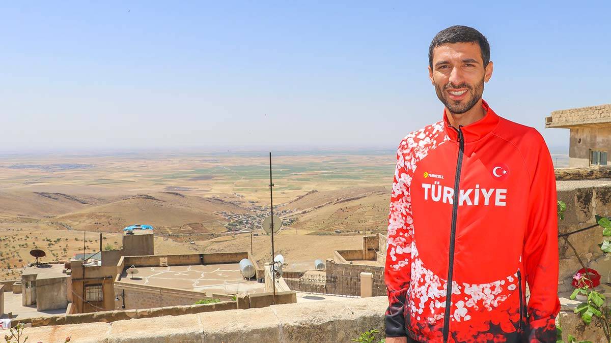 Mardinli milli maratoncu Ömer Alkanoğlu (29), 2021 Tokyo Yaz Olimpiyat Oyunları'na antik kentin dar ve merdivenli sokaklarında koşarak hazırlanıyor.