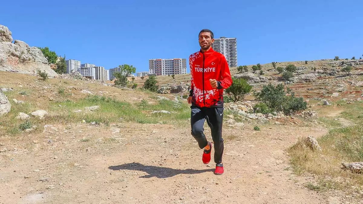 Mardinli milli maratoncu merdivenli sokaklarda antrenman yapıyor