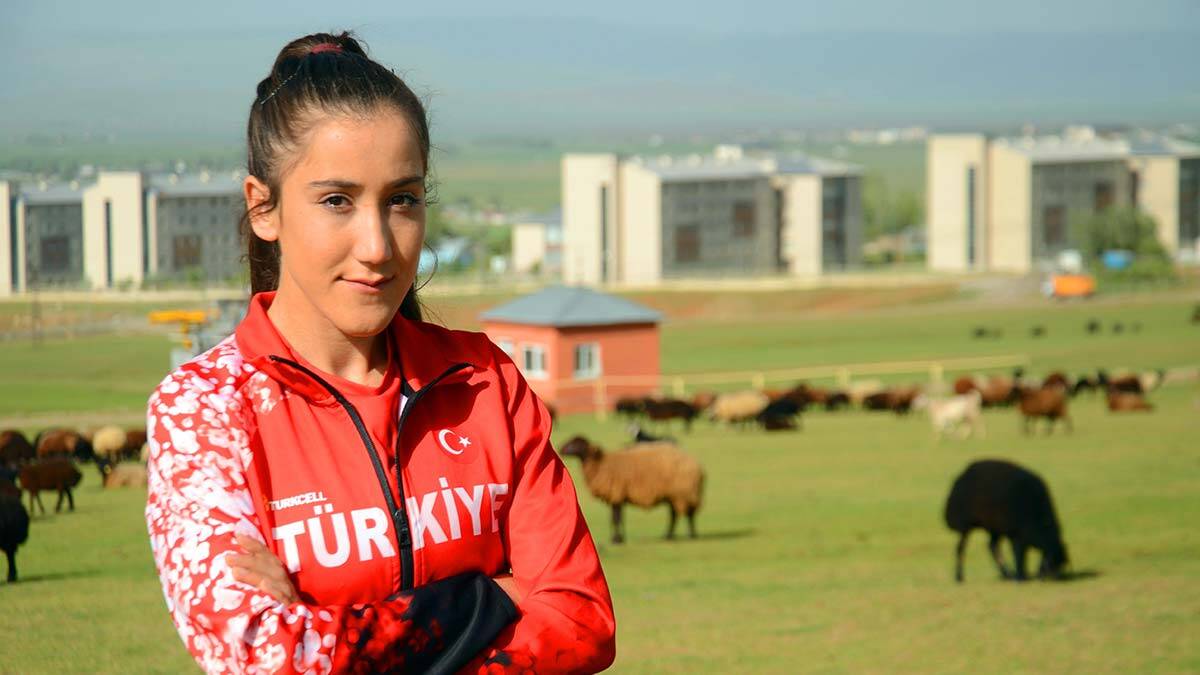 Berfin Barışer (20), 15 Mayıs'ta Romanya'da yapılacak Balkan Dağ Koşusu Şampiyonası'na Muş'un dağlarında hazırlanıyor.