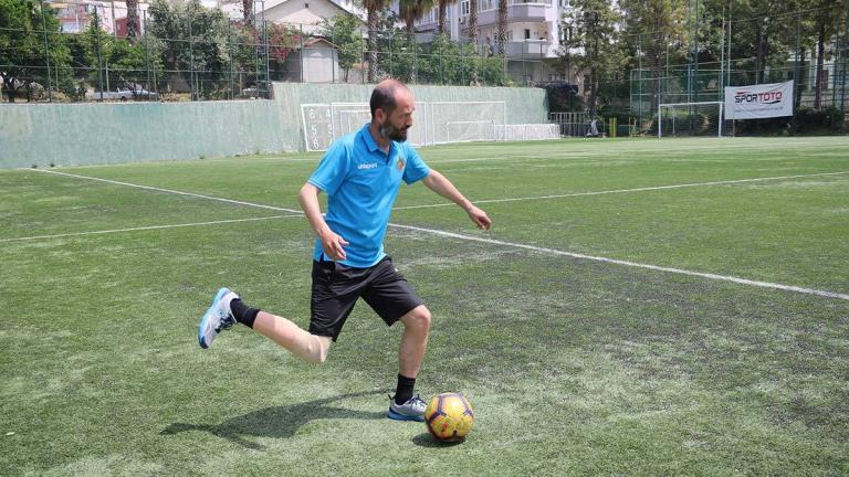 Protez bacaklı ilk futbol antrenörü