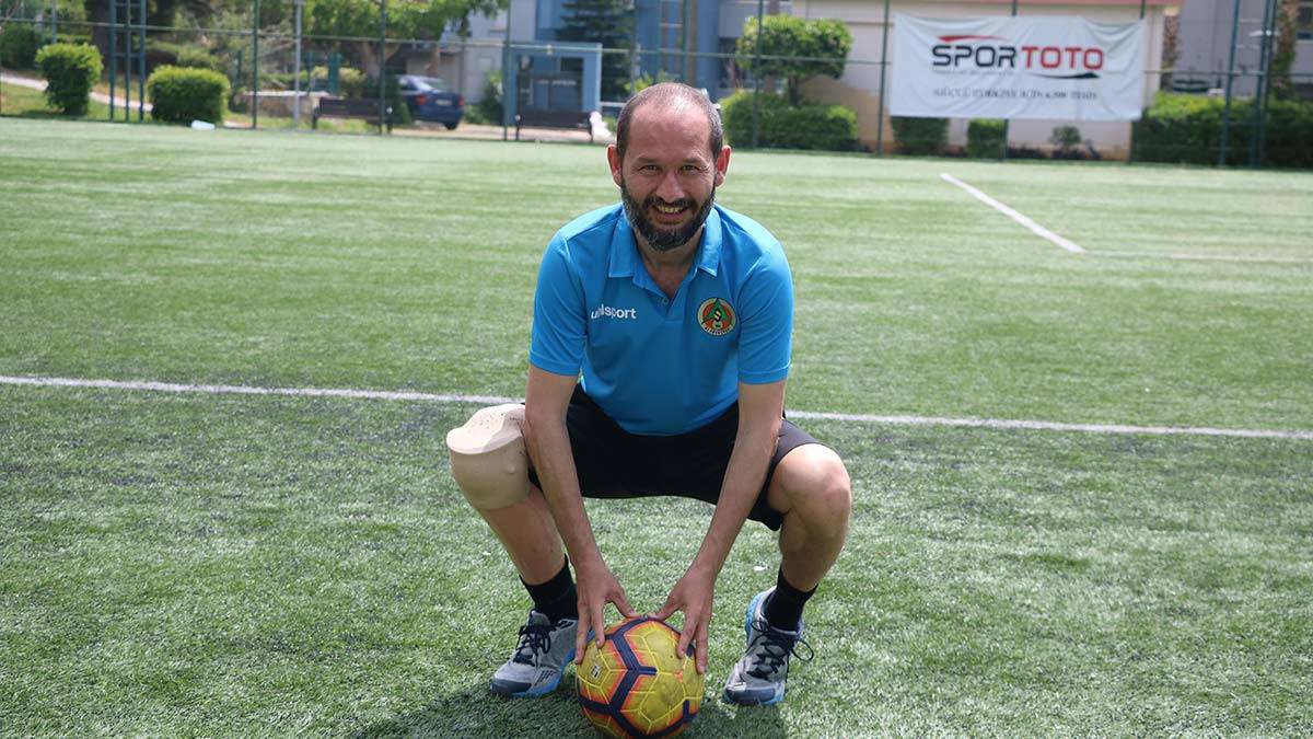 Baybora Özdemir (44), UEFA A Antrenör Lisansı alarak dünyada protez bacaklı ilk futbol antrenörü olduğunu söyledi.