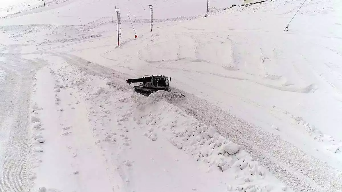 Pandemi dönemi olmasına rağmen alınan tedbirlerle kayak sezonunun dolu dolu geçtiği palandöken'de 61 bin metreküp kar saklanacak.