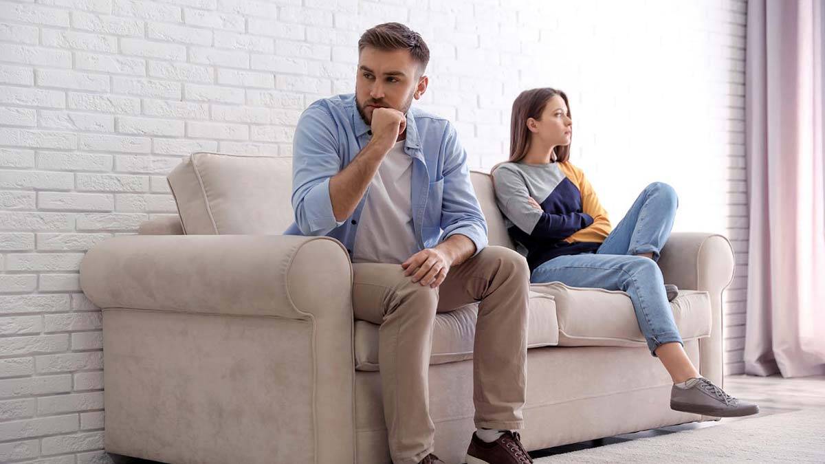 Dünyayı etkisi altına alan ve hala mücadele edilen koronavirüsün insan hayatında birçok alışkanlığı değiştirdiğini söyleyen Klinik Psikolog Berat Karaahmetoğlu, aynı evin içinde uzun saatler geçiren çiftlerin birbirinin kusurunu daha sık görmeye başladığını ve kavgaların arttığını söyledi.