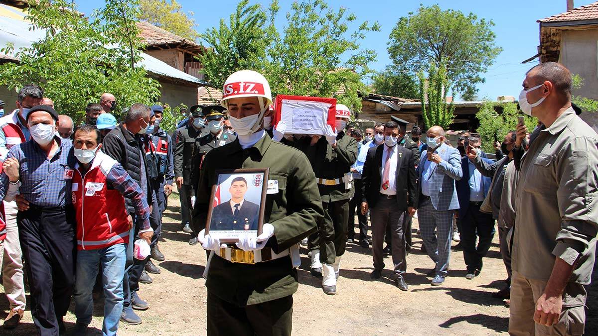 Irak'ın kuzeyinde sürdürülen Pençe Yıldırım Harekatı şehidi Isparta'da son yolculuğa uğurlandı.