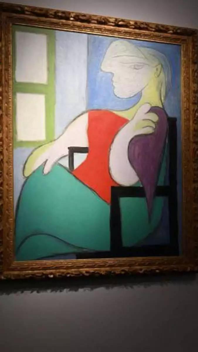 Pencerenin yanında oturan kadın tablosu satıldı