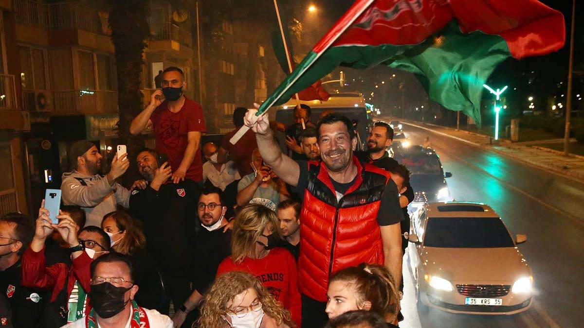 Pınar Karşıyaka finali kutladı