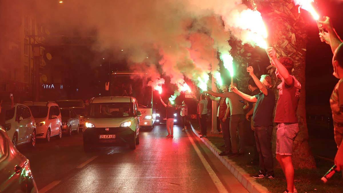 FIBA Şampiyonlar Ligi finalinde Hereda San Pablo Burgos'a 64-59 yenilerek kupa kaldırma hedefini kıl payıyla kaçıran Pınar Karşıyaka finali kutladı.