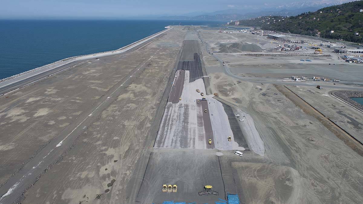 Ulaştırma ve Altyapı Bakanlığı'nca 1000 hektarlık alanda projelendirilen, tamamlandığında Türkiye'nin 2'nci havalimanı olacak Rize Artvin Havalimanı'nda pistlerin beton kaplamasına geçildi.