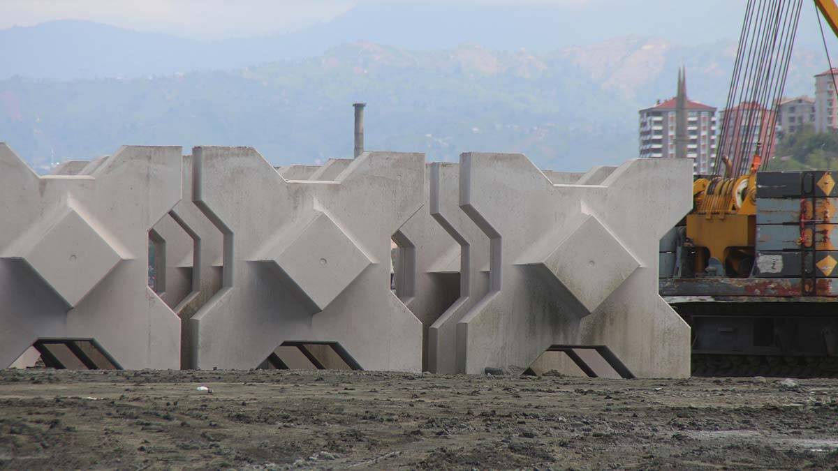 Altyapıda yüzde 90'ı tamamlanan projede, 10 katlı binaya eş değer yükseklikte denize dolgu yapılıyor.