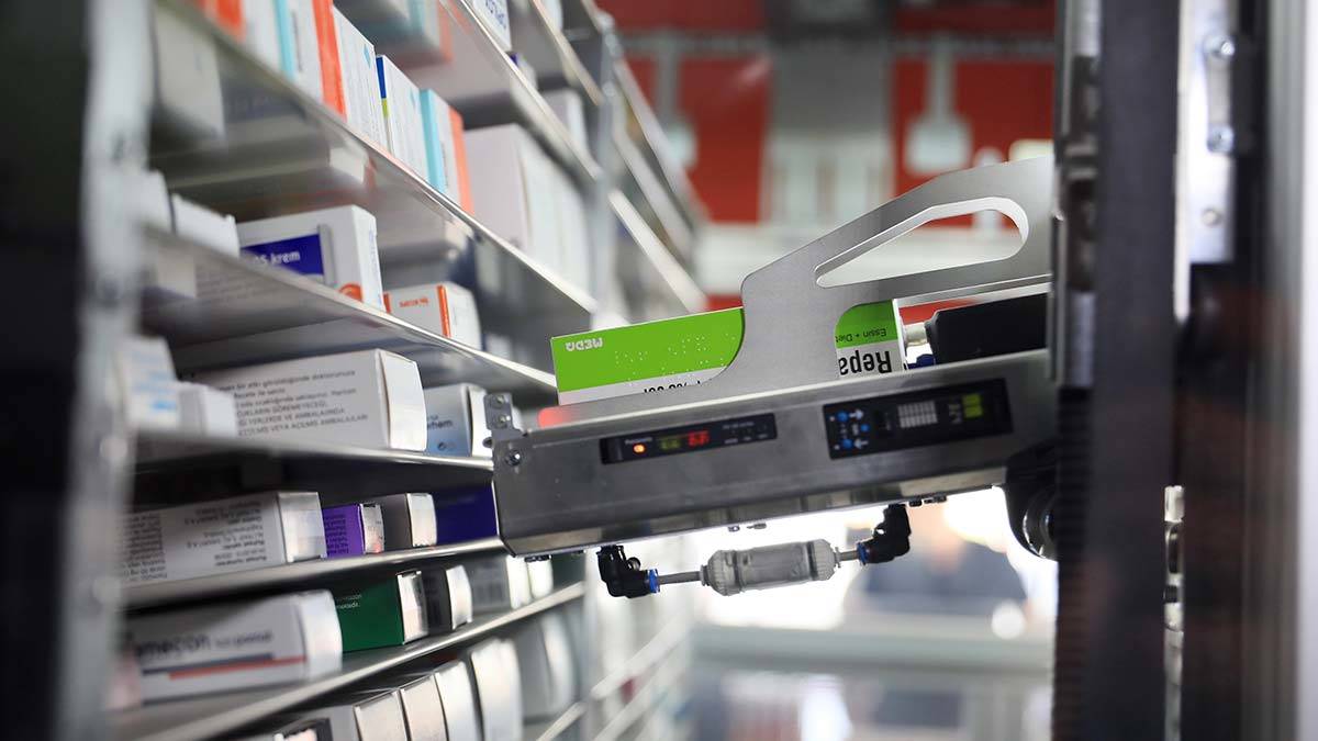 Antalya'da, eczacı Nuran Koca'nın (56) iş yerindeki robot sistemi müşterilerin ilgi odağı oldu.
